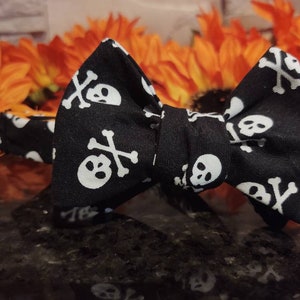 Halloween Skeleton Tuxedo Small T-Shirt Skull Crossbones Lapel Bow Tie  Black