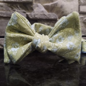 Green Floral Bow Tie / Adult Self Tie Bow Tie / Green Bow Tie / Green Floral / Daisy Bow Tie / Floral Bow Tie / Light Green Bow Tie