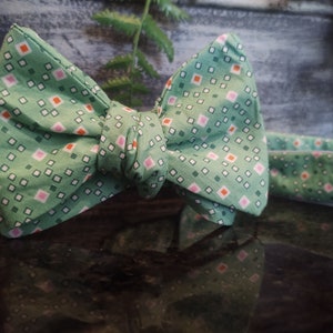 Retro Geometric Green Bow Tie / Adult Self Tie Bow Tie / Green Bow Tie / Retro Geometric / Pastel Green Bow Tie / Novelty Bow Tie