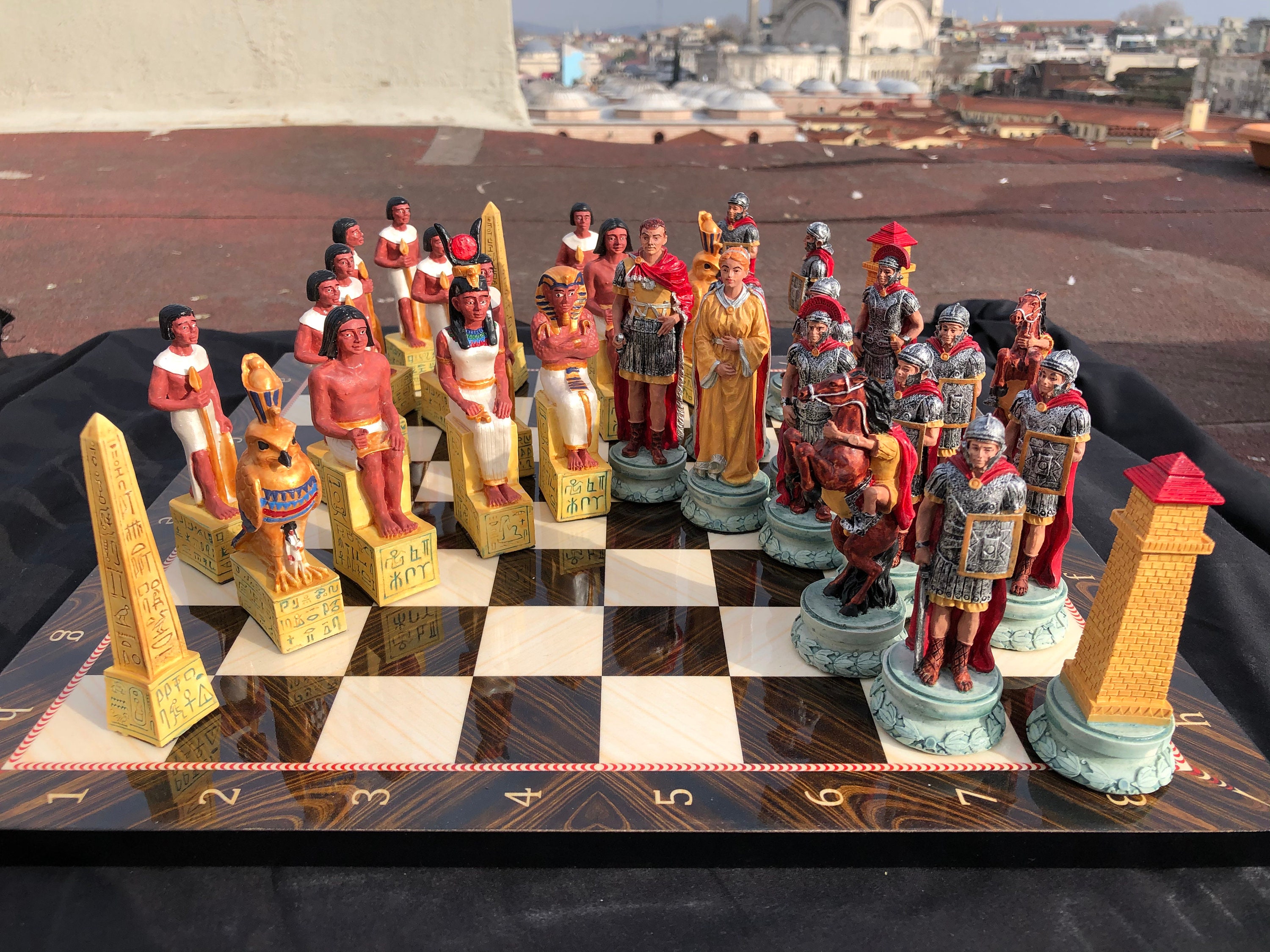 西日本産 Ebros Kingdoms at War Legendary Historical Egyptian Empire Versus  Roman Empire Chess Set Made of Hand Painted Resin Chess Pieces and Frosted  G並行輸入