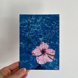 Pintura a óleo do mar,Luz do sol,Piscina,Oceano,Flores na água,Coelhos ensolarados,Hibisco,Decoração de parede do mar,Miniaturas 7,08х5,11 polegadas por MDenGallery