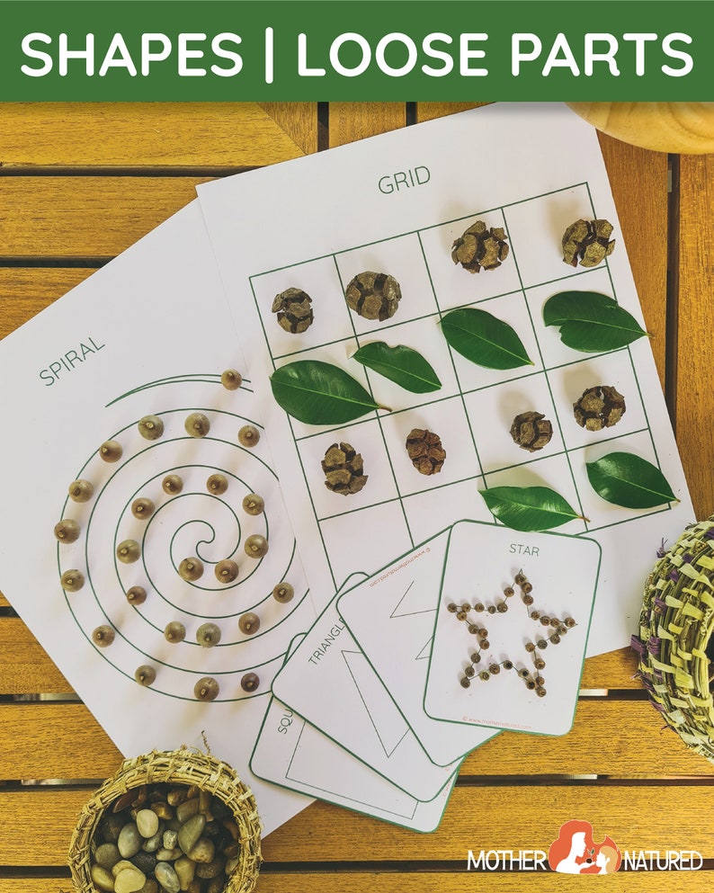 Puede incluir: Un conjunto de plantillas de formas imprimibles con las palabras "Espiral", "Cuadr&iacute;cula", "Tri&aacute;ngulo", "Cuadrado" y "Estrella" impresas en ellas. Las plantillas est&aacute;n rodeadas de materiales naturales como hojas, pi&ntilde;as y peque&ntilde;as piedras.