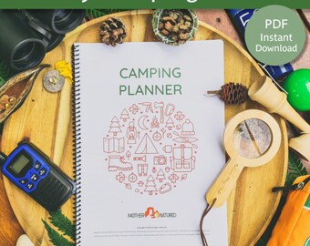 Könnte beinhalten: Ein druckbarer Campingplaner mit einem rot-weißen Design, das einen Kreis aus Camping-Symbolen zeigt. Der Planer liegt auf einer Holzoberfläche mit einer Lupe, einem Holzspielzeug und anderem Campingzubehör.