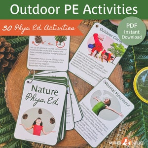 Puede incluir: Un conjunto de 30 tarjetas coloridas con imágenes y texto que describen actividades de educación física al aire libre para niños. Las tarjetas están etiquetadas con títulos como "Circo al aire libre", "Naturaleza Phys. Ed." y "Movimiento animal".