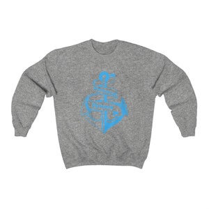 Puede incluir: Una sudadera gris con un gr&aacute;fico de ancla azul en la parte delantera. El ancla est&aacute; estilizada y tiene un dise&ntilde;o de cuerda.