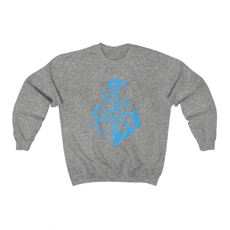 Puede incluir: Una sudadera gris con un gr&aacute;fico de ancla azul en la parte delantera. El ancla est&aacute; estilizada y tiene un dise&ntilde;o de cuerda.