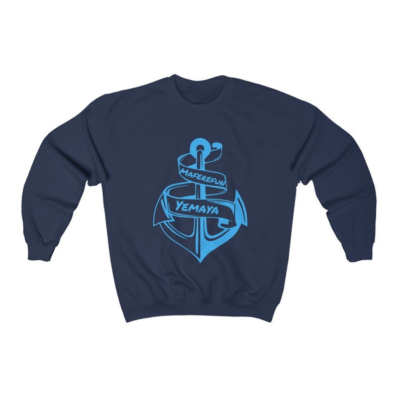Puede incluir: Sudadera azul marino con un gr&aacute;fico de ancla azul y el texto "Maferef&uacute;n Yemaya" en una pancarta envuelta alrededor del ancla.