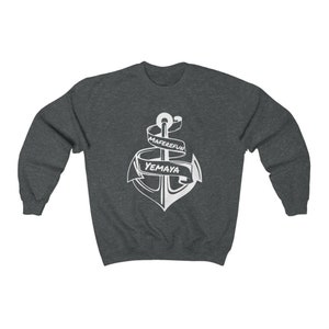 Puede incluir: Una sudadera gris oscuro con un gr&aacute;fico de ancla blanca. El ancla est&aacute; envuelta con una cinta que dice "Maferef&uacute;n Yemaya".