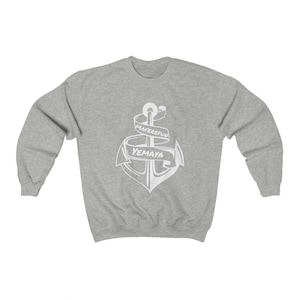 Puede incluir: Sudadera gris con un gr&aacute;fico de ancla blanca y las palabras "Maferefun Yemaya" en una pancarta envuelta alrededor del ancla.