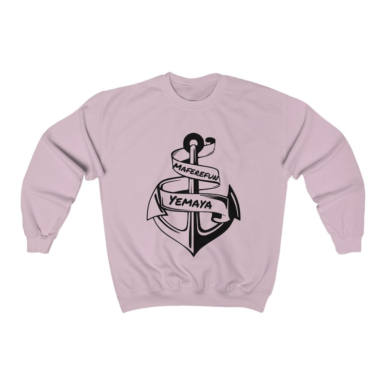 Puede incluir: Una sudadera rosa con un gr&aacute;fico de ancla negro. El ancla est&aacute; envuelta con una cinta que dice "Maferef&uacute;n Yemay&aacute;".