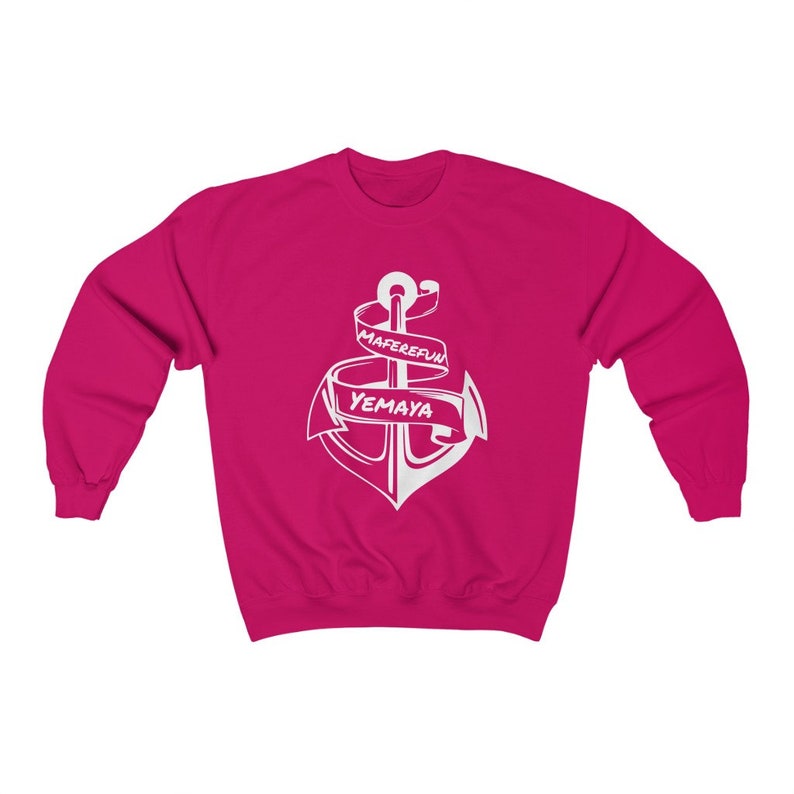 Puede incluir: Una sudadera rosa con un gr&aacute;fico de ancla blanca. El ancla est&aacute; envuelta con una cinta que dice "Maferefun Yemaya".