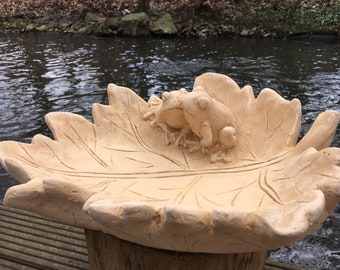 Bird bath, large leaf, 2 kissing frogs