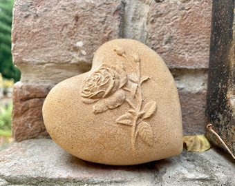Herz mit filigraner Rose | Sandstein