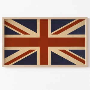 Könnte beinhalten: Gerahmter Druck der Union Jack, der Nationalflagge des Vereinigten Königreichs. Die Flagge zeigt ein rotes Kreuz und diagonale Streifen auf beigem Hintergrund mit blauen Abschnitten. Der Druck befindet sich in einem hellen Holzrahmen.