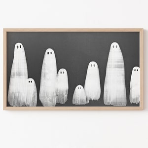 Puede incluir: Una ilustración enmarcada en blanco y negro de un grupo de fantasmas de diferentes tamaños. Los fantasmas están pintados en un estilo de pinceladas con pintura blanca sobre un fondo negro.