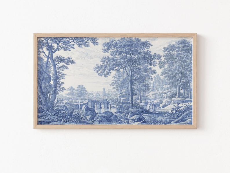 K&ouml;nnte beinhalten: Ein gerahmter blauer und wei&szlig;er Druck einer Landschaftsszene mit einer Br&uuml;cke, B&auml;umen und einem Geb&auml;ude in der Ferne.