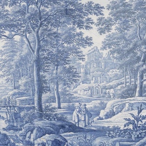 K&ouml;nnte beinhalten: Eine blaue und wei&szlig;e Vintage-Illustration einer Landschaft mit einem Fluss, einer Br&uuml;cke, B&auml;umen und einem Geb&auml;ude im Hintergrund. Die Szene erinnert an eine l&auml;ndliche Umgebung.