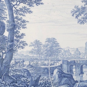 K&ouml;nnte beinhalten: Ein blauer und wei&szlig;er Landschaftsdruck mit einer Steinbr&uuml;cke &uuml;ber einem Fluss, einer Stadt in der Ferne und B&auml;umen im Vordergrund.