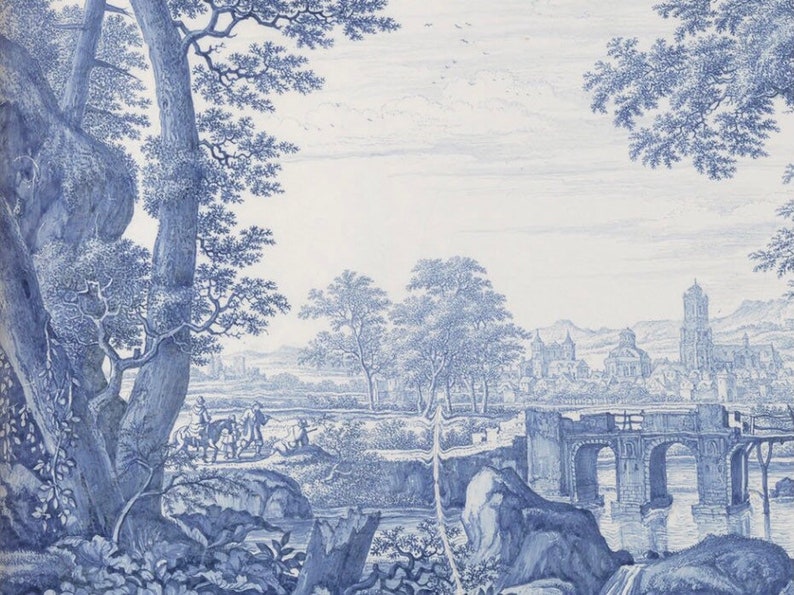 K&ouml;nnte beinhalten: Ein blauer und wei&szlig;er Landschaftsdruck mit einer Steinbr&uuml;cke &uuml;ber einem Fluss, einer Stadt in der Ferne und B&auml;umen im Vordergrund.