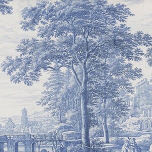 K&ouml;nnte beinhalten: Eine blaue und wei&szlig;e Vintage-Illustration einer Landschaft mit einer Br&uuml;cke, B&auml;umen und einem Geb&auml;ude in der Ferne.