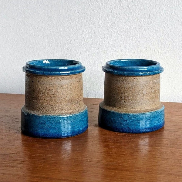 Incroyable vintage KÄHLER - Belle paire de vases en grès cérame bleu turquoise chamotte - Danemark - Moderne milieu de siècle HAK signé estampillé 8 cm