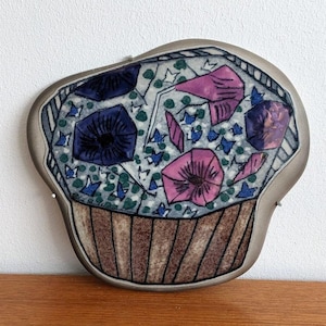 Heljä Liukko Sundström Kwiatowy talerz ścienny - Modernistyczny Vintage Retro Arabia Finlandia - Polichromowana glazura 1980. Wytłoczony Doskonały 20 cm