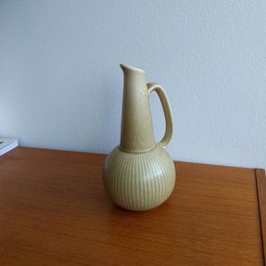 Gunnar Nylund - Smaller Mustard Beige RITZI Vase with Handle Model 592 No 7 - Rorstrand - Vintage Mid-century 17 cm