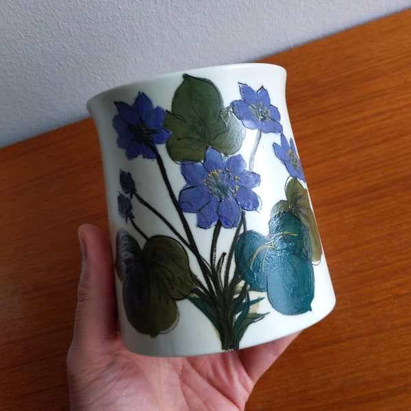 Arabia Finland - HILKKA-LIISA AHOLA - Kukka Floral Vase Textured - blue floral design - 60s hand-painted Excellent condition 11 cm Sticker