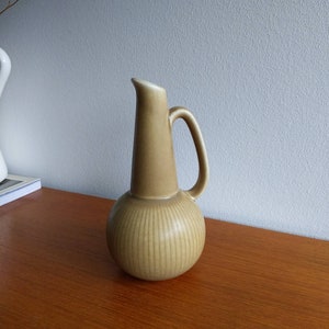 Gunnar Nylund - Smaller Mustard Beige RITZI Vase with Handle Model 592 No 7 - Rorstrand - Vintage Mid-century 17 cm Excellent