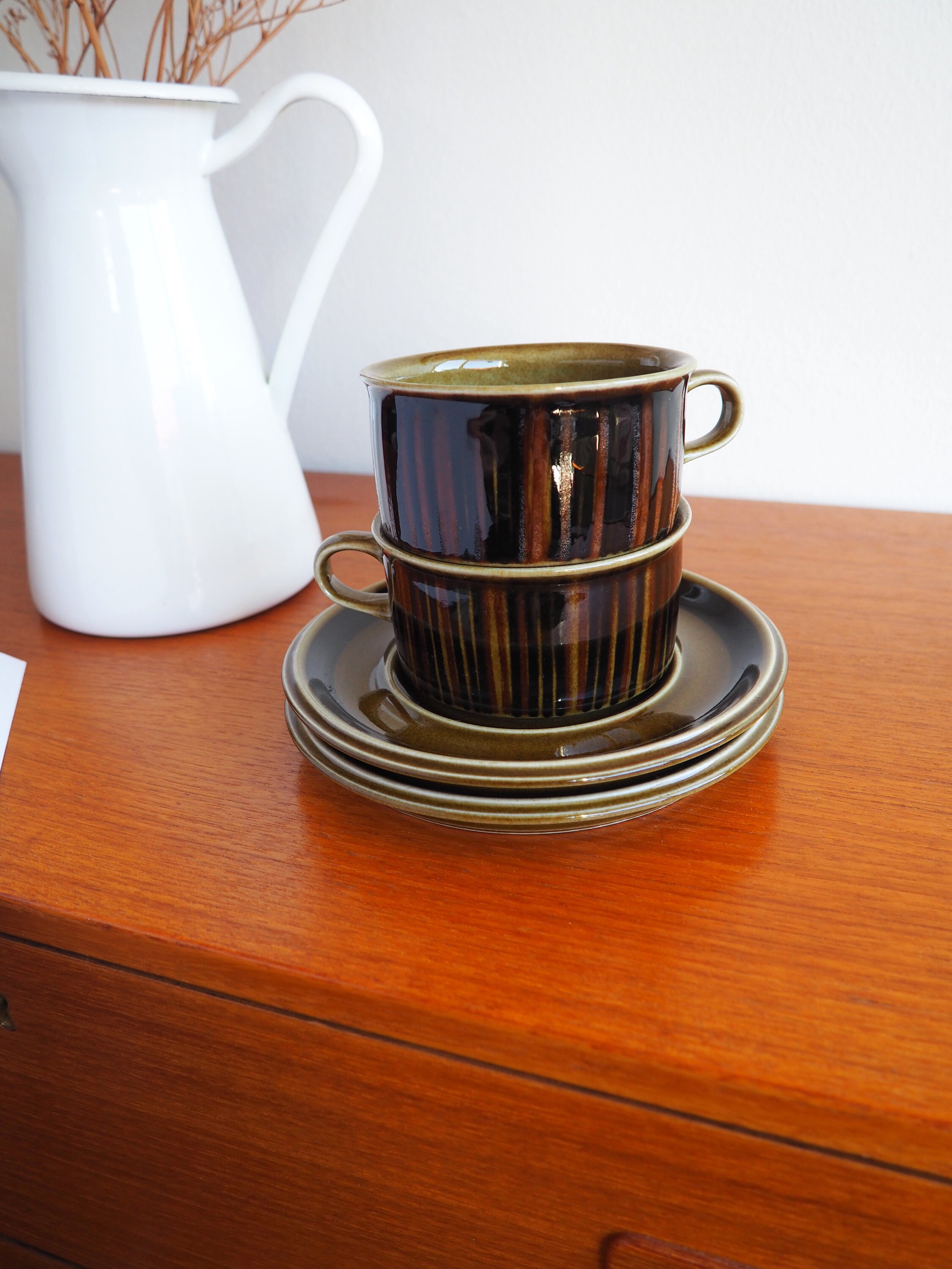 Pair Vintage Arabia - KOSMOS - Tea Cup and Saucer - Olive Pair Vintage Arabia - KOSMOS - Tea Cup and Saucer - Olive