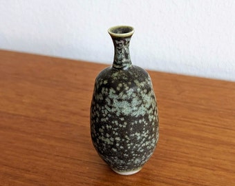 Vintage Henning Nilsson Miniaturvase mit leuchtender Glasur, gepunktet, Mintgrün, Braun – Höganäs – MCM, schwedisches Design, ausgezeichnet, signiert, 7 cm