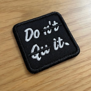 以下が含まれることがあります： 「Do not quit」と「Do it.」が白く刺繍された黒いパッチ。notの部分に線が引かれている。
