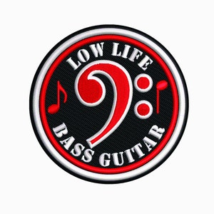 Op de afbeelding: Een zwarte en witte ronde patch met een rode bas-sleutel en de tekst "LOW LIFE BASS GUITAR" in wit.