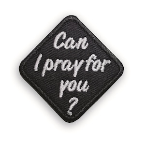 Peut inclure: Patch en forme de diamant noir avec du texte brodé blanc qui dit "Puis-je prier pour toi ?"