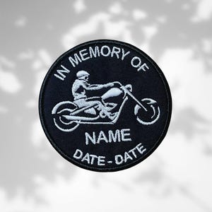 Puede incluir: Parche circular negro con texto bordado en blanco y un diseño de motocicleta. El texto dice "IN MEMORY OF", "NAME" y "DATE-DATE". Presenta un motorista en una moto.