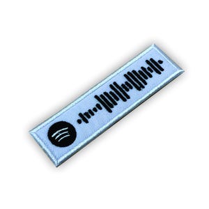 Op de afbeelding: Witte stoffen patch met een zwart Spotify-logo en een zwart-witte barcode.