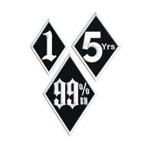 Könnte beinhalten: Drei schwarze rautenförmige Patches mit weißem Text. Der obere Patch sagt "5 Yrs", der linke Patch sagt "1" und der untere Patch sagt "99% ER".
