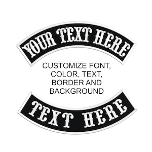 Può includere: Due toppe curve bianche e nere con testo bianco che recita "YOUR TEXT HERE" e "TEXT HERE". Il testo è in un carattere in grassetto e stilizzato. Le toppe sono personalizzabili con il tuo testo, font, colore, bordo e sfondo.