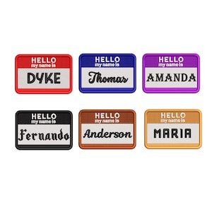 Könnte beinhalten: Sechs bunte gestickte Patches mit dem Text "HELLO my name is" und einem Namen darunter. Die Namen sind DYKE, Thomas, AMANDA, Fernando, Anderson und MARIA.