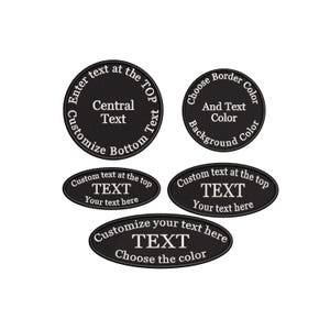 Può includere: Cinque toppe ovali e rotonde nere e bianche con testo personalizzabile. Il testo sulle toppe recita "Inserisci testo in alto", "Scegli il colore del bordo e il colore del testo Colore di sfondo", "Testo personalizzato in alto TESTO Il tuo testo qui", "Testo personalizzato in alto TESTO Il tuo testo qui", e "Personalizza il tuo testo qui TESTO Scegli il colore".
