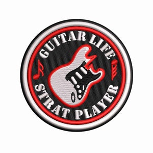 Puede incluir: Un parche bordado negro y rojo con una guitarra eléctrica blanca, las palabras "Guitar Life Strat Player" y notas musicales.