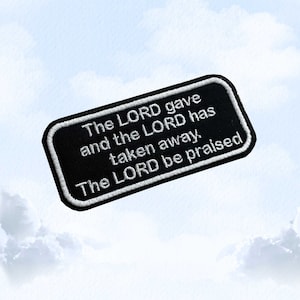 Può includere: Toppa ricamata in bianco e nero con il testo "The LORD gave and the LORD has taken away. The LORD be praised."