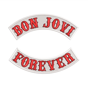 以下が含まれることがあります： 白い背景に2つの刺繍パッチ。上部のパッチには、赤いアーチ状の文字で「BON JOVI」と書かれています。下部のパッチには、赤いアーチ状の文字で「FOREVER」と書かれています。両方のパッチには灰色のボーダーがあります。