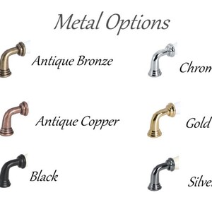 Pode incluir: Imagem mostrando op&ccedil;&otilde;es de ferragens met&aacute;licas: Bronze Antigo, Cromo, Cobre Antigo, Ouro, Preto e Prata. Cada op&ccedil;&atilde;o &eacute; exibida como uma pe&ccedil;a decorativa curva com um detalhe branco, em um fundo branco. R&oacute;tulos de texto identificam cada acabamento.