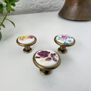 Floral Porcelain Knob: Vintage Dresser Drawer Pull (32mm)