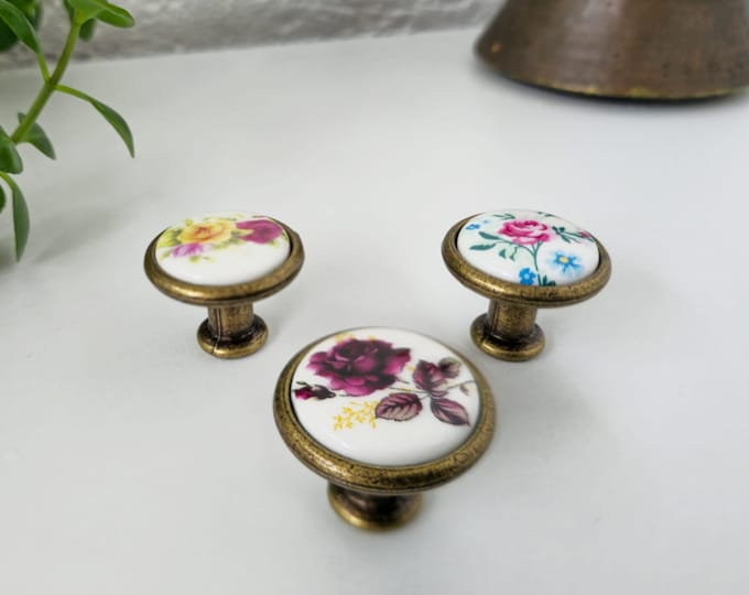 Floral Porcelain Knob: Vintage Dresser Drawer Pull (35mm)