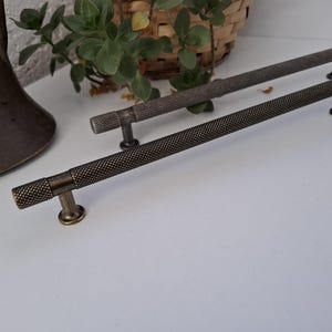 Schwarze, antike Bronze-Zinn-Chrom-Gold-Rosé-Schrankgriffe: Langes Metallgriff- und Knaufset