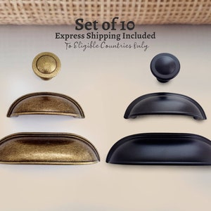 Può includere: Set di 10 pomelli e maniglie per armadi in due finiture: ottone anticato e nero. I pomelli sono rotondi e le maniglie sono arcuate.