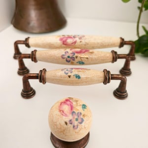 Puede incluir: Un letrero de madera rústica con la frase "Welcome to our home" en letras blancas. El letrero presenta un acabado envejecido y un diseño sencillo y acogedor.