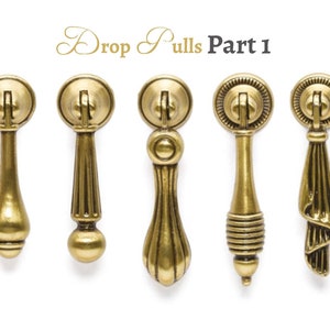 Puede incluir: Cinco tiradores de caída de oro antiguo con diferentes diseños. Los tiradores son todos de metal y tienen un acabado pulido. Los tiradores miden aproximadamente 7,5 cm de largo. Drop Pulls Part 1.